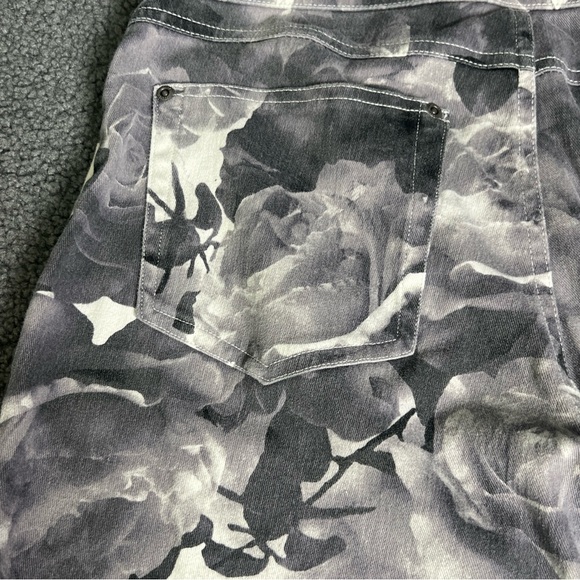 HUE Ladies Gray/White Floral Leggings/Jeggings - Size Large. - Picture 13 of 15